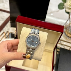 Montre Vacheron Constantin avec cadran bleu, bracelet en acier inoxydable et lunette sertie de diamants pour hommes et femmes - Product Image 1