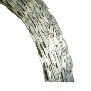 <span class=keywords><strong>Alambre</strong></span> <span class=keywords><strong>de</strong></span> púas <span class=keywords><strong>de</strong></span> hierro BTO-22 CBT en rollos, galvanizado y recubierto <span class=keywords><strong>de</strong></span> PVC, <span class=keywords><strong>de</strong></span> 60/65 mm <span class=keywords><strong>de</strong></span> diámetro, para protección <span class=keywords><strong>de</strong></span> granjas, ferrocarriles y carreteras. - Product Image 6