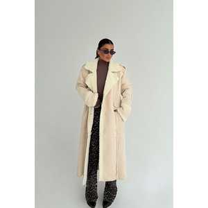 Manteau en duvet blanc cassé pour femme avec détails boutonnés - Product Image 3