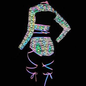 بدلة سباحة نسائية مصممة من ثلاث قطع بطباعة قوس قزح عاكسة، بيكيني مفتوح الظهر مع تنورة، مناسبة للنوادي الليلية والحفلات - Product Image 2