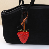 Grote hangende aardbeientasdecoratie, schattige hangende decoratie van fruit en groenten, hars-gesimuleerde aardbeienaccessoire