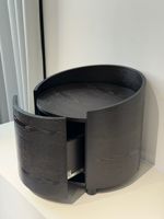 Table de chevet cylindrique moderne faite à la main et durable pour chambre d'hôtel, en placage de bois fumé, avec tiroir en bois massif et porte courbée à fermeture douce