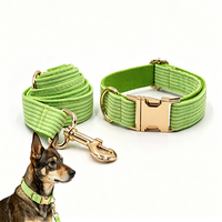 Ensemble de colliers et de laisses pour chien en velours côtelé avec tissu en peluche doux, ensemble de colliers pour chien taille réglable pour chiens de petite à moyenne taille OEM/ODM
