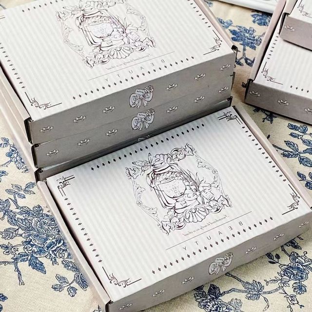 Luxury Retro Vintage Print Corrugated Mailer Box Custom Logo Elegant White Cardboard Instagram-style Handmade Packaging for