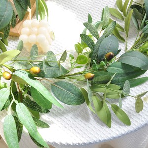 Guirlande <span class=keywords><strong>de</strong></span> feuilles d'eucalyptus et d'olivier en gros pour la décoration <span class=keywords><strong>de</strong></span> <span class=keywords><strong>table</strong></span> <span class=keywords><strong>de</strong></span> festival, <span class=keywords><strong>chemin</strong></span> <span class=keywords><strong>de</strong></span> <span class=keywords><strong>table</strong></span> artificiel en olivier - Product Image 6