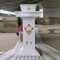 Chaire d'église blanche avec sculpture de colombe de l'Esprit Saint et croix dorée, pour la parole sacrée et la prière chrétienne