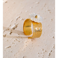JINYOU 5156 Bague ouverte élégante en métal, bijoux volumineux, acier inoxydable, coquille blanche, design floral, plaqué or, pour femmes.