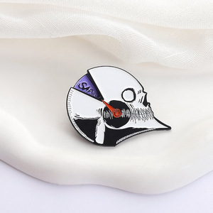 Broche en émail de dessin animé, épingle à revers, <span class=keywords><strong>magicien</strong></span>, médecin, musique, poupée, pterodactyle, bougies magiques, patins à roulettes, badge, bijoux, cadeau - Product Image 2