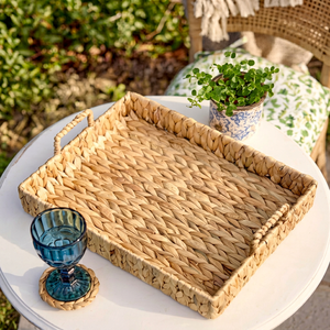Bandeja rectangular tejida a partir de 100% jacinto de agua natural, diseño tejido tradicional y con asa, sostiene una variedad de frutas - Product Image 1