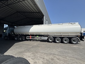 Oferta Especial: Semirremolque Cisterna para Combustible y Cemento de 40,000 Litros - Product Image 2