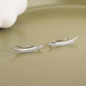 Orecchini a polsino E1091 in oro bianco con zirconi rotondi incastonati a canale, gioielli alla moda unisex di tendenza - Product Image 5