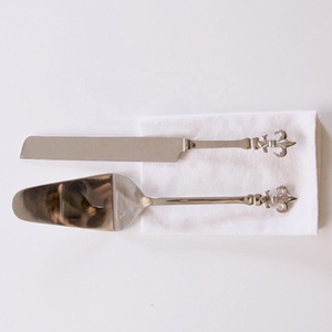 Juego de Espátula y Cortador de Pastel de Acero Inoxidable Chapado en Oro con Mango de Latón con Diseño de Lirio, Juego de Servir - Product Image 6