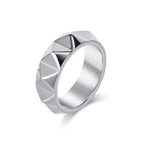 Vente en gros Bague pour homme en acier inoxydable 8mm design à pointe-Bague unique en acier titane style jointure/défense