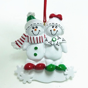 Familia personalizada al por mayor <span class=keywords><strong>de</strong></span> 5 adornos <span class=keywords><strong>de</strong></span> resina para el árbol <span class=keywords><strong>de</strong></span> Navidad personalizados - Product Image 3
