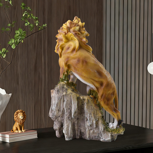 Statua in Resina Realistica del Re Leone Dorato, Criniera Naturale e Posa Maestosa su Base in Pietra, Grande Decorazione da Giardino per Ingresso Villa - Product Image 4