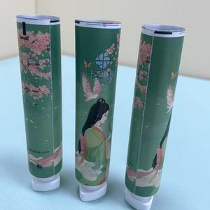 Tube cosmétique vert imprimé sur mesure avec bouchon à clapet blanc pour crème pour les mains - Product Image 1