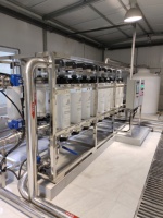 Système d'ultrafiltration industriel 15 TPH avec pompe, membrane UF à fibres creuses en PVDF, équipement de traitement de l'eau contrôlé par PLC pour rivière
