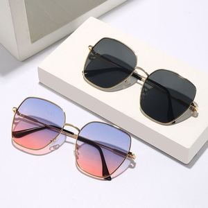 Gafas de Sol Cuadradas de Metal con Logotipo Personalizado, Lentes Degradadas Vintage de Moda 2025, Protección UV400 para Mujer - Product Image 3