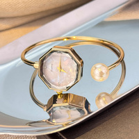 Montre élégante en nacre pour femme avec bracelet ouvert à petit cadran octogonal et bracelet en acier inoxydable à mouvement à quartz de 9mm