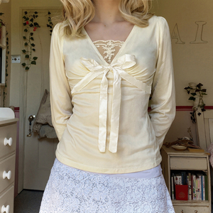 เสื้อท็อปผู้หญิงสไตล์ยุโรปอเมริกัน คอวี แต่งลูกไม้ โบว์ แขนยาว ทรงเข้ารูป ดีไซน์สองชั้น ดูเป็นเสื้อยืดสองชั้น - Product Image 4