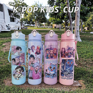 Bouteille d'eau de <span class=keywords><strong>sport</strong></span> en plastique écologique de 700 ml avec paille et sangle pour enfants - K-Pop Cartoon - Pour boire directement, voyages et usage quotidien - Product Image 2
