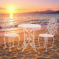 Ensemble de sièges en fer forgé modernes, durables, écologiques et confortables pour l'extérieur, avec table et chaises de patio pour parc et salon