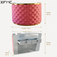 Meuble de salon en cuir rose de luxe, personnalisable, avec finition dorée et tiroirs verrouillables pour le comptoir d'accueil d'un spa beauté