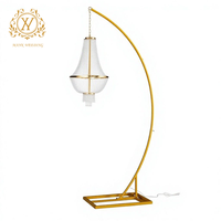 Support décoratif élégant au design moderne avec ornement de lustre pour décorations d'événements de mariage et de fête