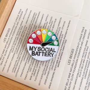 Broche My Social Battery, badge rond en métal de 3,9 cm avec expressions emoji pour sacs et accessoires - Product Image 4