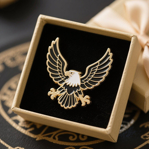 LOW-MOQ personnalisé aigle volant propagation-ailes Badge doux émail métal épinglette Vintage européen aigle Look hommes costume accessoire épingles - Product Image 6