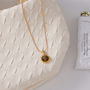 Collier en œil de tigre plaqué or avec pendentif serti pour femme, à porter au quotidien - Product Image 4