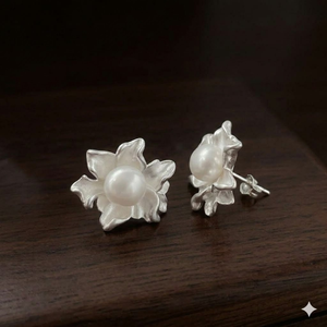 Boucles d'oreilles florales romantiques délicates, en forme de fleur, couleur argent poli, incrustées de perles d'eau douce naturelles lumineuses - Product Image 6