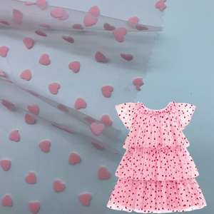 Tela de encaje de malla de tul de punto flocado con corazón de amor rosa de nailon 100% para vestido de fiesta de baile de niña tutú y decoración de boda - Product Image 1