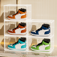 Vente en gros de boîte de rangement de chaussures à chute latérale grands bacs conteneur en plastique magnétique acrylique transparent noir clair empilable logo personnalisé