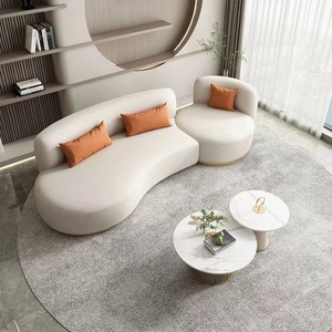 โซฟาผ้ารูปตัว S โค้งมน พร้อมหมอนสีส้ม สำหรับห้องนั่งเล่นสไตล์โมเดิร์น - Product Image 1