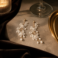 Anting-anting gantung manik-manik bunga mutiara imitasi, elegan, natural, serbaguna, perhiasan telinga yang menawan.