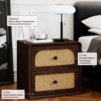 Table de chevet moderne en bois massif blanc cassé avec 2 tiroirs en faux rotin pour chambre à coucher, petit espace et appartement
