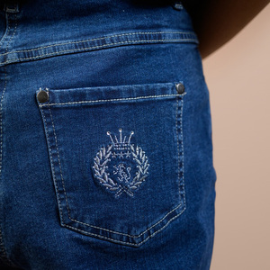 Jeans Paola Taj de Corte Ajustado para Mujer, Estilo Clásico de Pierna Recta, Cintura Alta, al Mejor Precio - Product Image 2