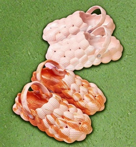 Tongs personnalisées à bulles Tongs pour femmes et hommes Pantoufles <span class=keywords><strong>tendance</strong></span> Eva Pantoufles unisexes à bulles avec sangle au talon - Product Image 5