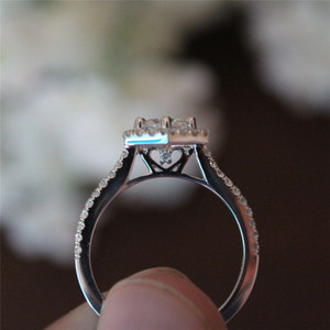 Anello di Fidanzamento in Zircone Tono Platino per Donne, Elegante Gioiello da Dito per Proposta e Matrimonio - Product Image 4