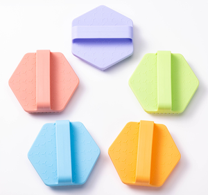 Nouvelle brosse de bain pour bébé en silicone de qualité alimentaire, nettoyant doux pour le <span class=keywords><strong>cuir</strong></span> <span class=keywords><strong>chevelu</strong></span> et le corps pour bébé, facile à tenir et doux pour la peau - Product Image 1