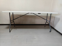 Table pliante d'extérieur portable en HDPE de 1,8 m au design minimaliste moderne, personnalisation du logo, idéale pour les petits repas et les conférences