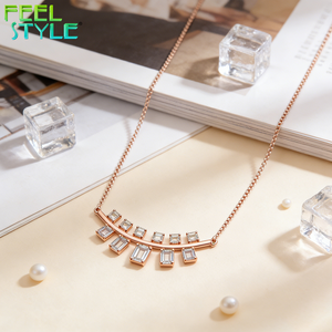 Collar con Colgante de Barra en Forma de Arco con Gema de Circonita Cúbica Baguette Totalmente Personalizado para Mujer, en Oro PVD, Oro Rosa, Plata, Acero Inoxidable 316, con Cadena de Caja - Product Image 3