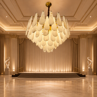 Lustre moderne en forme de goutte d'eau de style alabastro avec cadre et chaîne dorés pour salon, salle à manger, hôtel, villa