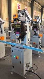 Máquina Atornilladora de Motor Controlada por PLC para la Fabricación de Puertas y Ventanas de UPVC/PVC - Product Image 4