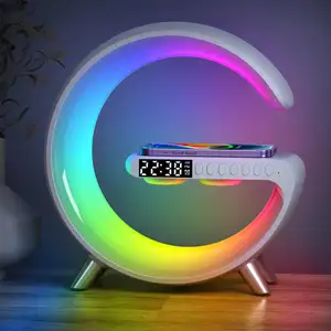 2024 nuevo control de aplicación en forma de G lámpara de mesa de carga inalámbrica luz nocturna con reloj y altavoz de música BT ambiente 256 colorido