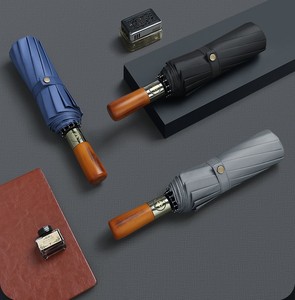 Manche en bois <span class=keywords><strong>Parapluie</strong></span> <span class=keywords><strong>pliant</strong></span> d'affaires <span class=keywords><strong>haut</strong></span> <span class=keywords><strong>de</strong></span> <span class=keywords><strong>gamme</strong></span> pour hommes 10 côtes Tube <span class=keywords><strong>de</strong></span> fer entièrement automatique 105cm Diamètre ouvert Revêtement noir - Product Image 1