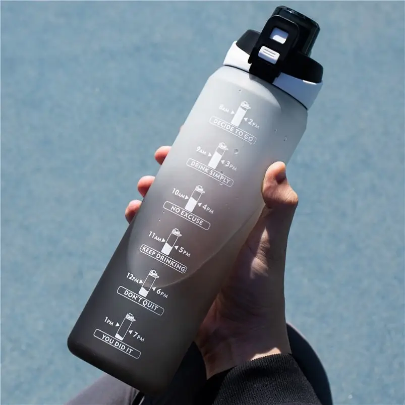 Fabrika doğrudan satış özelleştirilmiş spor su bardağı degrade renk büyük kapasiteli ölçekli motivasyon şişe