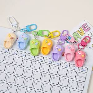 CHENXI Llaveros de dibujos animados 3D con forma de zapatilla, mini colgantes de resina, accesorios para bolsos para niñas - Product Image 3