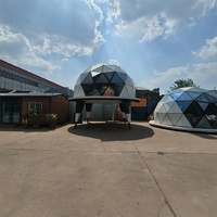 Maison capsule de luxe, maison préfabriquée en dôme avec design en verre panoramique pour la vie en plein air, hôtel, complexe hôtelier et glamping